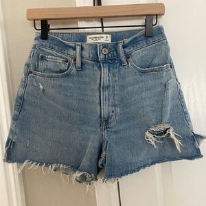Abercrombie Curve Love The 4” Mom Short High Rise